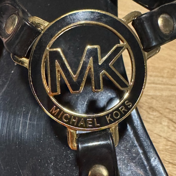 Michael Kors Sandals Black Gold Emblem logo charm women’s size 9 shoes flip flop - Picture 2 of 4